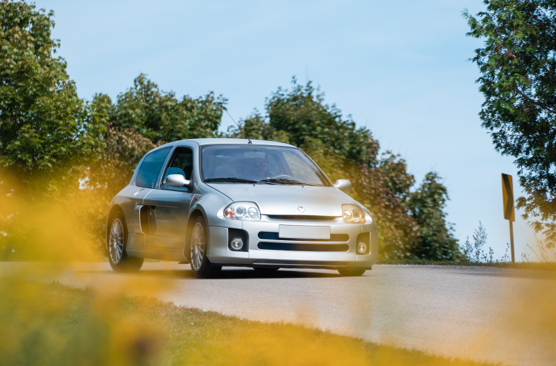 Illustration for article titled The Mid-Engine 2001 Renault Sport Clio V6 Is Just As Unreal As You Imagine